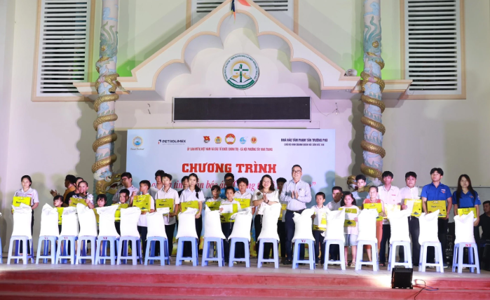 Khánh Hòa: Phường Tây Nha Trang trao 228 suất quà tại Giáo xứ Ngọc Thủy